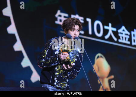Sänger und Rapper Cai Xukun von chinesischer Junge Gruppe neun Prozent mit der Trophäe für den "Besten Rückruf Musik verkaufen Sänger' Award an der 12 Mig wirft Stockfoto