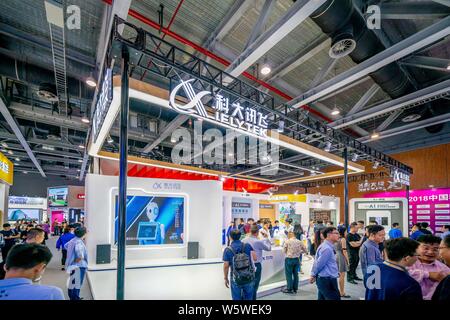 ---- Leute besuchen Sie den Stand von iFLYTEK bei der 6. China Mobile Global Partner Konferenz in der Stadt Guangzhou, Provinz Guangdong im Süden Chinas, 6. Stockfoto