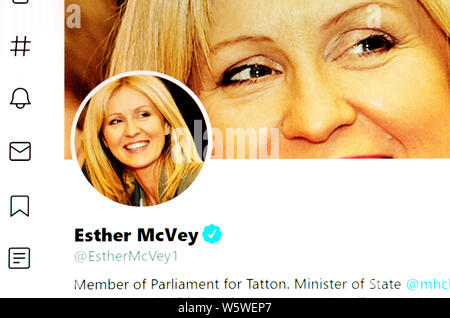 Twitter Seite (Juli 2019) - Rt Hon Esther McVey MP-Staatsminister im Ministerium für Wohnungswesen, Gemeinschaften und lokale Regierung Stockfoto