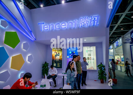 ---- Leute besuchen Sie den Stand von Tencent während der China 2018 Mobile Global Partner Konferenz in Guangzhou City, die südchinesische Provinz Guangdong, Stockfoto