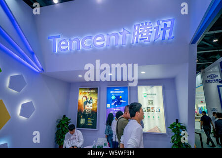 ---- Leute besuchen Sie den Stand von Tencent während der China 2018 Mobile Global Partner Konferenz in Guangzhou City, die südchinesische Provinz Guangdong, Stockfoto