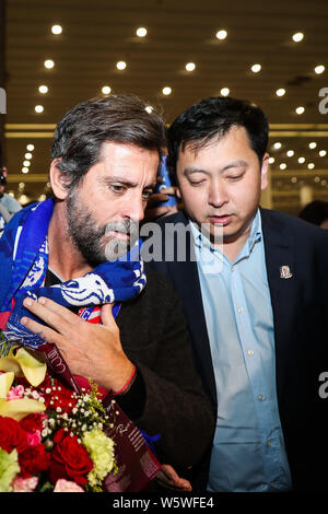 Spanische Fußball-manager Quique Sanchez Flores Grönland von Shanghai Shenhua FC wird dargestellt, nach der Ankunft in Shanghai Pudong International Airpor Stockfoto