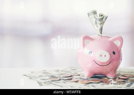 Rosa Sparschwein auf weißer Tisch, Konzept speichern Stockfoto