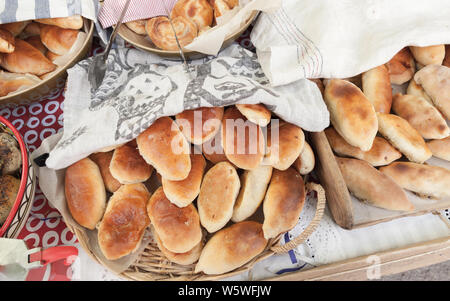 Stapel mit verschiedenen hausgemachten Kuchen auf dem Tisch Stockfoto