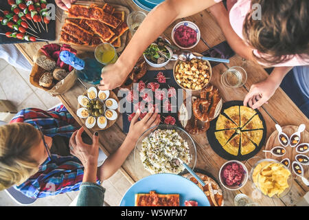 Abend mit Freund Abendessen auf der Terrasse zu genießen. Sommer Aperitif mit Freunden Freude und Festlichkeiten in der Familie Blick von oben Stockfoto