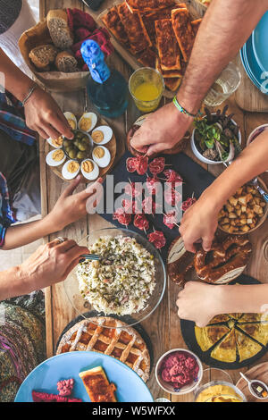 Abend mit Freund Abendessen auf der Terrasse zu genießen. Sommer Aperitif mit Freunden Freude und Festlichkeiten in der Familie Blick von oben Stockfoto