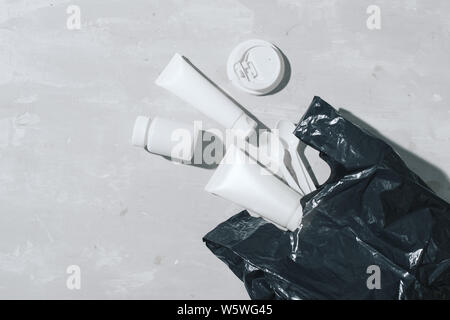 Kein Kunststoff Recycling Konzept Kunststoff weiß Geschirr Teller Tassen auf Stein Löffel. Kopieren Sie Platz. Ansicht von oben Stockfoto