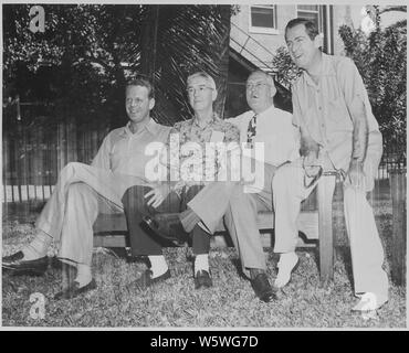 Foto des Weißen Hauses Mitarbeiter während Präsident Trumans Urlaub in Key West, Florida: (zu Recht) Spezielle Beratung der Präsident Clark Clifford links; Korrespondenz William Hassett; Assistent des Präsidenten John Steelman; und Termine Sekretär Matthew Connelly. Stockfoto