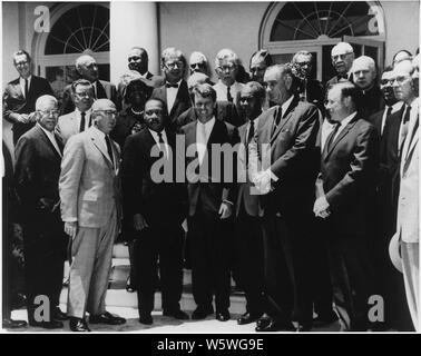 Foto von Treffen im Weißen Haus mit der Bürgerrechtsbewegung. Juni 22, 1963; Umfang und Inhalt: Foto von Treffen mit Bürgerrechtsbewegung. Vordere Reihe: Martin Luther King, Jr., Robert F. Kennedy, Roy Wilkins, Lyndon Baines Johnson, Walter S. Reuther, Whitney M. Young, Philip Randolph Zweite Reihe: Zweiter von links Rosa Gragg obere Reihe dritter von links James Farmer Stockfoto