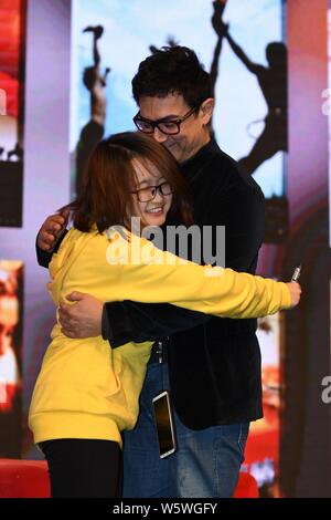 Indischen Schauspieler Aamir Khan, rechts, interagiert mit einem Ventilator während einer Road Show seinen Film "Schläger von hindostan" in Shanghai, China, 22. Dezember 2018 zu fördern. Stockfoto