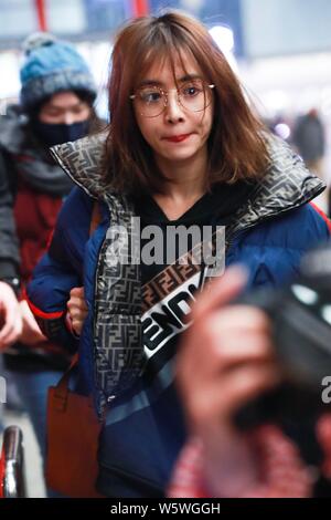 Taiwanesische Sängerin Jolin Tsai wird dargestellt, an der Beijing Capital International Flughafen in Peking, China, 24. Dezember 2018. Stockfoto