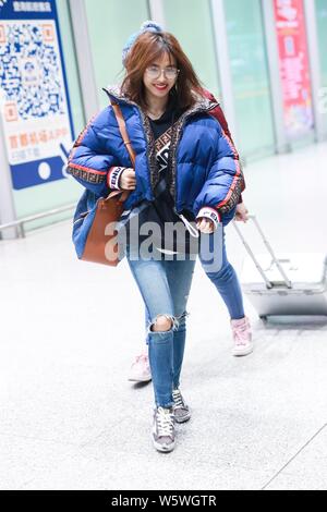 Taiwanesische Sängerin Jolin Tsai wird dargestellt, an der Beijing Capital International Flughafen in Peking, China, 24. Dezember 2018. Stockfoto