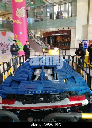 Eine Nachbildung eines Bugatti Chiron Luxuswagen, mit 230.000 Lego Steinen gebaut, befindet sich in einer Shopping Mall in Peking, China, 2. Dezember 2018. Stockfoto