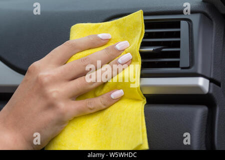 Hände Mädchen gelbe Tuch abwischen Auto Interieur Stockfoto