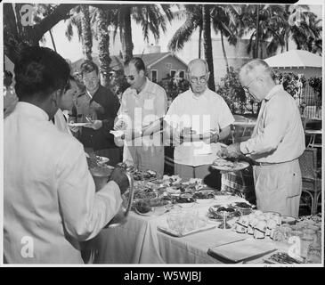 Foto von einem Picknick im Garten des Weißen Hauses, Ferienhäuser viertel Präsident Trumans in Key West, Florida, mit Mitgliedern der Partei des Präsidenten selbst am Tisch serviert: (zu Recht) Hausadjutant Joseph Feeney links; Konteradmiral Robert Dennison, Naval Berater des Präsidenten; Fleet Admiral William Leahy, pensionierter Leiter der Personal an den Präsidenten; und Präsident Truman. Stockfoto