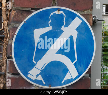 Berlin, Deutschland. 30. Juli, 2019. Ein Zeichen mit obligatorischen Sicherheitsgurt hängt bei den Berliner Wasserbetrieben in Friedrichshain. Quelle: Annette Riedl/dpa/Alamy leben Nachrichten Stockfoto