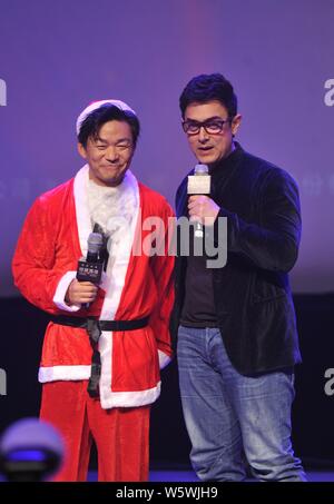 Indischen Schauspieler Aamir Khan, rechts, und Santa Claus - gekleidete chinesische Schauspieler Wang Baoqiang besuchen eine Premiere für den Film "Schläger von Hindostan' in Peking, C Stockfoto