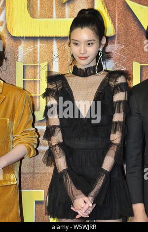 Chinesische Modell Xi Mengyao, besser als Ming Xi bekannt, kommt auf dem roten Teppich zur Premiere der Komödie "Töten Mobile' in Peking, China, 26 D Stockfoto