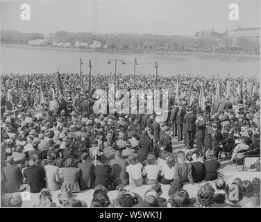 Foto von Massen an der Jefferson Memorial für eine Zeremonie Kennzeichnung Jefferson's Geburtstag, mit dem Tidal Basin und das Washington Monument im Hintergrund sichtbar. Stockfoto