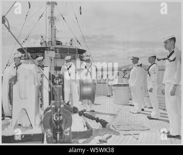 Foto der Mitglieder der Besatzung an Bord Präsident Trumans Yacht, die U.S.S. WILLIAMSBURG, wie es Anchorage in Frederiksted, St. Croix, Virgin Inseln angefahren. Stockfoto