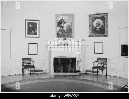 Foto von Kamin und Möbel in Präsident Truman das Oval Office im Weißen Haus, mit einem Portrait von Simon Bolivar über dem Kaminsims, durch Porträts von Franklin D. Roosevelt und George Washington flankiert. Stockfoto