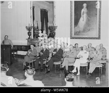 Foto von würdenträgern am Ehrenmedaille Festakt im Weißen Haus: (vordere Reihe, von links nach rechts) Sekretär der Marine James Forrestal; Kriegsminister Henry Stimson; unbekannter Mann; General George C.; Fleet Admiral William Leahy; General Henry Hap Arnold. Stockfoto