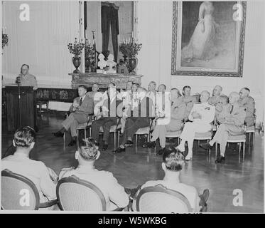 Foto von Würdenträgern applaudieren während Ehrenmedaille Siegerehrung im East Room des Weißen Hauses: (vordere Reihe, von links nach rechts) Sekretär der Marine James Forrestal; Kriegsminister Henry Stimson; unbekannter Mann; General George C.; Fleet Admiral William Leahy und General Henry Hap Arnold. Stockfoto