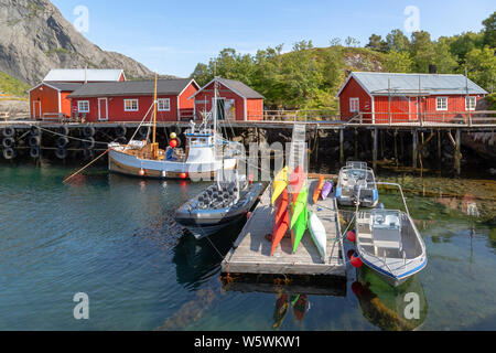 Günstig RIB Boot und Kajaks in Nusfjord Hafen und Marina, auf der Insel Flakstadøya, in der Inselgruppe Lofoten, nördlich des Polarkreises, Nordland, Norwegen. Stockfoto