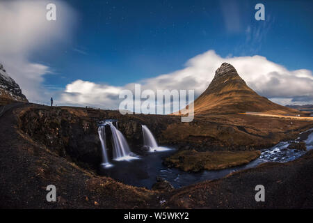 Schöne Kirkjufell Kirkjufellsfoss Wasserfälle und malerische Aussicht, Island Stockfoto