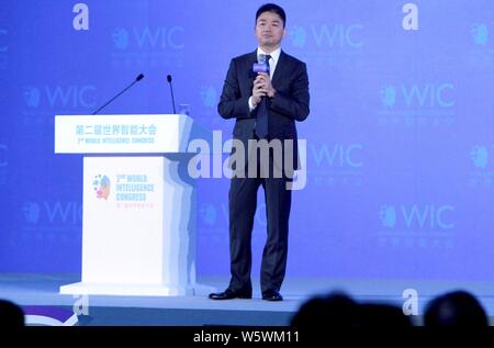 ------ Richard Liu Qiangdong, Vorsitzender und CEO von on-line-Einzelhändler JD.com, spricht im Forum während des Zweiten Welt Intelligence Kongress, als Stockfoto