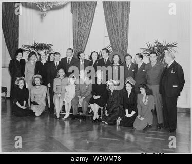 Foto von Filmstars mit Präsident Truman und seine Familie im Weißen Haus Posing: (vordere Reihe, von links nach rechts) Ilene Woods; Diana Lynn; Margaret Truman, Margaret O'Brien; der Präsident; Frau Truman; Constance Moore; Dorothy Kilgallen; Eileen Barton; (hintere Reihe, von links nach rechts) Jo Stafford; Eleanor Lambert; Angela Lansbury; Helen Sioussat; Eddie Bracken; Paul Henreid, Zachary Scott; Alexis Smith; Cesar Romero; Lucy Munroe; William Bendix; Reginald Gardiner; Sgt. Harvey Stein; Charles Coburn. Stockfoto