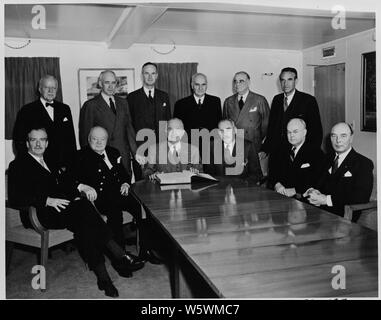 Foto der Teilnehmer in einer Konferenz an Bord Präsident Trumans Yacht, die U.S.S. WILLIAMSBURG: (sitzend, rechts) der britische Außenminister Anthony Eden links; der britische Premierminister Winston Churchill, Präsident Truman, Außenminister Dean Acheson; US-Finanzminister John Snyder; Verteidigungsminister Robert Lovett; (stehend, rechts) Walter Gifford, US-Botschafter in Großbritannien; General Omar Bradley, Vorsitzende des Generalstabs, Oliver Franks, britischer Botschafter in den USA; Lord Cherwell, britischen Zahlmeisters Allgemeine; Lord Ismay, britische Staatssekretär fo Links Stockfoto