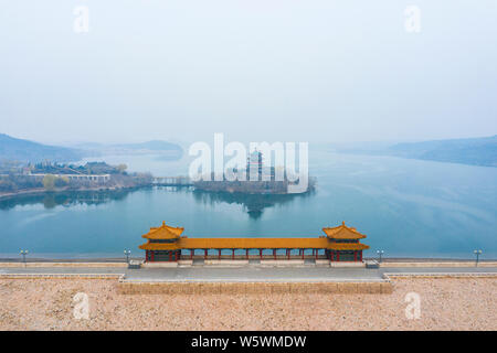 Luftaufnahme der Ming Gräber Behälter oder der Shisanling Reservoir in heavy Smog in Changping District, Beijing, China, 26. November 2018. Die Ming Stockfoto