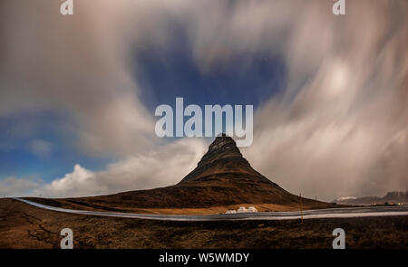 Schöne Kirkjufell und herzförmige Wolkenbildung bei Nacht, Island Stockfoto