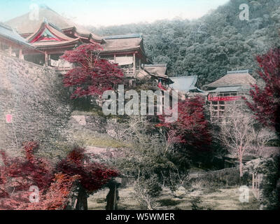 [1890s Japan - Kiyomizudera Tempel, Kyoto] - Otowa-san Kiyomizudera buddhistische Tempel in Kyoto im Osten von Kyoto im Herbst. Im Jahre 1633 erbaute Tempel Termine wirklich zurück auf 798. Der Tempel erhielt seinen Namen ("Wasser"), der von den Wasserfall in der Tempelanlage. 19 Vintage Glas schieben. Stockfoto