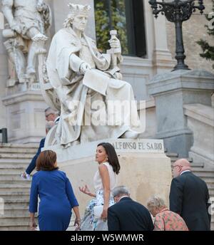 Madrid, Spanien. 30. Juli 2019. Letizia Königin von Spanien zu Besuch in der Nationalbibliothek in Madrid, ist der Minister für Kultur José Guirao empfangen und der Direktor der Ana Santos Bibliothek. Die nationale Bibliothek von Spanien von Felipe V Ende 1711 gegründet und im März 1712 eröffnet, als die Königliche Öffentliche Bibliothek. Bücher in Spanien gedruckt muss eine Kopie für das Depot. 1836 In der Bibliothek nicht mehr Eigentum der Krone und geschah auf dem Innenministerium zu richten, und zum ersten Mal der Name der Nationalen Bibliothek erhalten. Quelle: dpa Picture alliance/Alamy leben Nachrichten Stockfoto