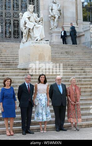 Madrid, Spanien. 30. Juli 2019. Letizia Königin von Spanien zu Besuch in der Nationalbibliothek in Madrid, ist der Minister für Kultur José Guirao empfangen und der Direktor der Ana Santos Bibliothek. Die nationale Bibliothek von Spanien von Felipe V Ende 1711 gegründet und im März 1712 eröffnet, als die Königliche Öffentliche Bibliothek. Bücher in Spanien gedruckt muss eine Kopie für das Depot. 1836 In der Bibliothek nicht mehr Eigentum der Krone und geschah auf dem Innenministerium zu richten, und zum ersten Mal der Name der Nationalen Bibliothek erhalten. Quelle: dpa Picture alliance/Alamy leben Nachrichten Stockfoto