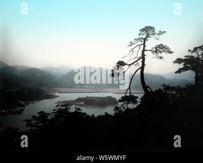 [1890s Japan - Blick auf Onomichi, Hiroshima] - Panoramablick auf Onomichi und Seto Inland Sea in der Präfektur Hiroshima. Die Stadt war ein wichtiger Hafen für den Transport von Gütern. 19 Vintage Glas schieben. Stockfoto