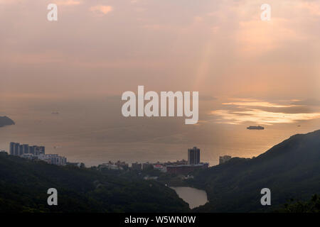 Ansicht süd-west Richtung Telegraph Bay von Sky Terrace 428, Peak Tower, Victoria Peak, Hong Kong Island, Hong Kong, China Stockfoto