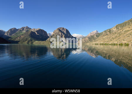 Blick auf die iskander Kul See der Fan Gebirge in Tadschikistan, Zentralasien Stockfoto