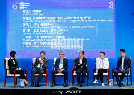 Mario Ho Yau Kwan, Sohn von Macau casino Tycoon Stanley Ho und als Präsident von Macau Electronic Sports Association, besucht eine Sub-Forum 'Cros Stockfoto