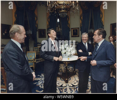 Foto der vier Präsidenten (Reagan, Carter, Ford, Nixon) im Blauen Zimmer vor dem Verlassen für Ägypten und Sadats Beerdigung Stockfoto