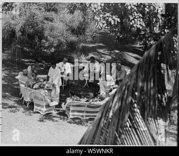 Foto des Präsidenten und Frau Truman genießen ein Mittagessen auf dem Rasen des Weißen Hauses, Ferienhäuser Residenz des Präsidenten in Key West, Florida, mit verschiedenen Mitgliedern des Personal des Weißen Hauses. Stockfoto