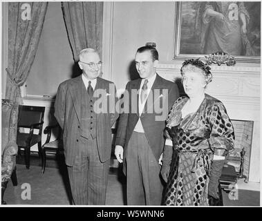 Foto des Präsidenten und Frau Truman mit Howard Mitchell, Leiter des National Symphony Orchestra, anlässlich von Margaret Truman's Konzert in der Verfassung. Stockfoto