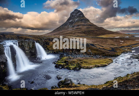 Schöne Kirkjufell Kirkjufellsfoss Wasserfälle und malerische Aussicht, Island Stockfoto