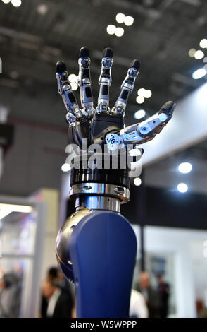 Eine Schunk 5-Finger greifen Hand für Serviceroboter ausgelegt ist auf dem Display während der ersten China International Import Expo (CIIE 2018) in Shanghai, Ch Stockfoto