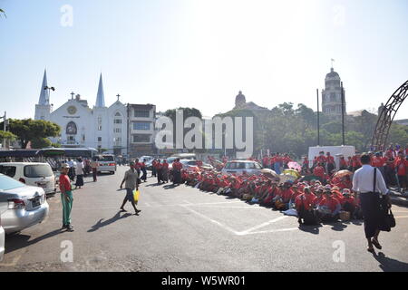 Straßen von Yangon, der ehemalige burmesische Hauptstadt in der Nähe Sule Pagode und Yangon City Hall - Myanmar Stockfoto