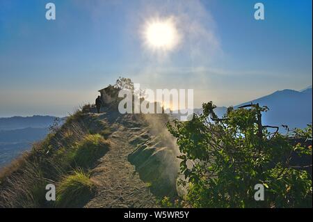 Blick auf den Mount Batur auf Bali Indonesien mit Wolken Nebel aufgrund der aktiven Vulcano Stockfoto