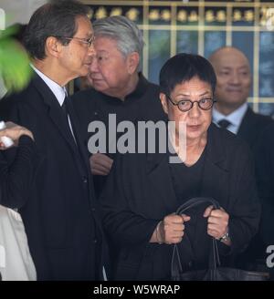 Hong Kong Regisseurin und Schauspielerin Ann Hui Auf-wah nimmt an der Trauerfeier für berühmte chinesische Kampfkunst Schriftsteller Louis Cha Leung-yung, Weit Stockfoto