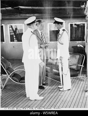Foto während der Ferien Kreuzfahrt von Präsident Harry S. Truman nach Bermuda. Lieutenant Commander Grau, Berater von Adm. Sir Irvine Glennie der Royal Navy, Besuche bei Yachtcharter Williamsburg. L bis R: unbekannter Mann, der Pressesekretär Charles Ross, Lieutenant Commander Grau. Stockfoto